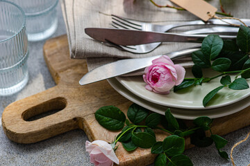 Table setting with pink rose flowers