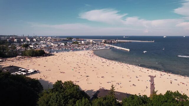 POLAND. Plaża pełna ludzi blisko miasta.