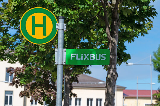 Flixbus, Haltestellenschild in einer Nahaufnahme