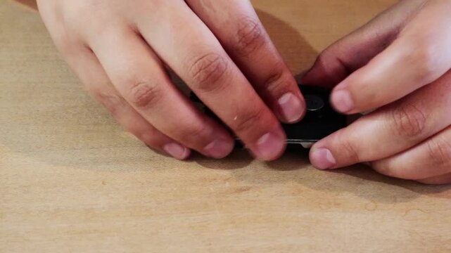 I'm replacing my car battery.자동차 배터리를 교체하고 있습니다.