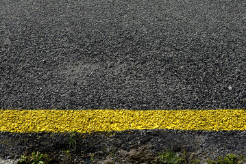 Fototapeta premium Finistère Nord, Landéda, Bretagne - goudron et ligne jaune