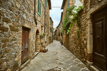 Tra le antiche vie di Castelnuovo dell'Abate, Montalcino.