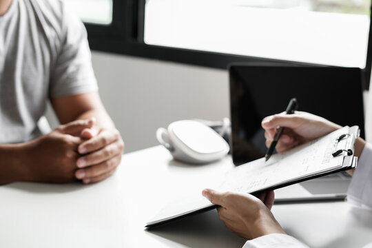 Female doctors who treat patients make an appointment to listen to the results after a physical examination and explain medical information and diagnose the disease. Medical concepts and good health