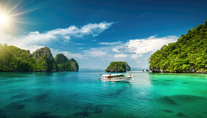 Obraz premium tropical green island in the sea