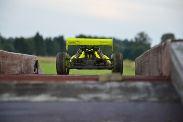 Zdalnie sterowany samochód auto rc na podjedzie pitstop