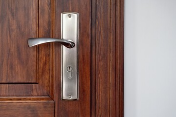 Obraz premium Wooden door in the modern cozy home interior