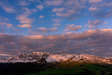 Obraz premium Panoramic view from the Seiser Alm to the Dolomites in Italy, drone shot.