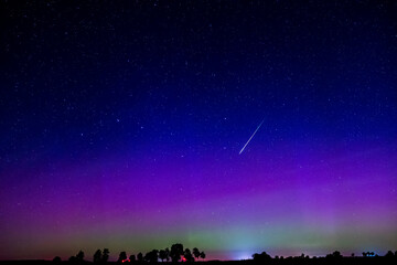 Zorza polarna i Perseidy na nocnym niebie. Rzadkie połączenie dwóch zjawisk astronomicznych.