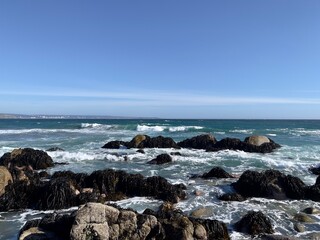 Playa de Tunquén en el centro de Chile, en un día despejado de invierno
