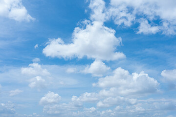 Obraz premium Clear blue sky with white fluffy clouds