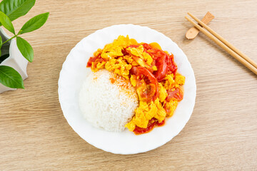 A dish of home-cooked tomato scrambled eggs with rice