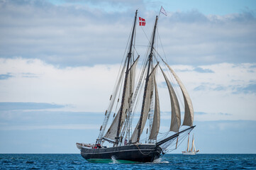 altes Segelschiff mit vollen Segeln auf der Kreuz