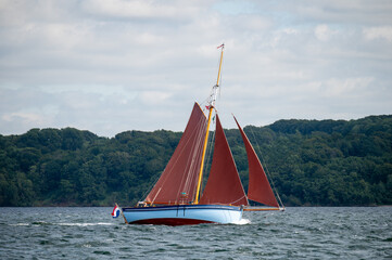 altes Segelschiff mit Schr&auml;glage bei Wind