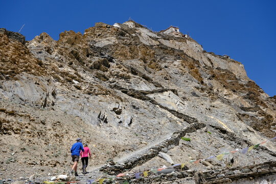 randonneurs en montagne au tibet Ladakh en groupe pour un voyage trek en Inde
