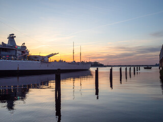 Obraz premium The Battleship Wisconsin With Main Guns in Norfolk Virginia At SunsetUS DIGITAL CAMERA