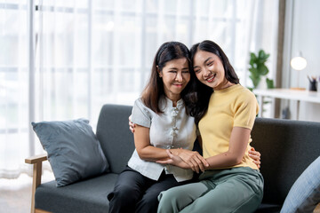 Obraz premium Two women sitting on a couch, one wearing a yellow shirt