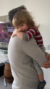 VIDA FAMILIAR, abrazo ni&ntilde;o con padre
