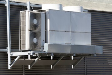 elementy klimatyzacji na zewnętrznej elewacji budynku