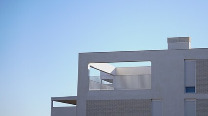 Obraz premium white facade of modern residential construction against the sky