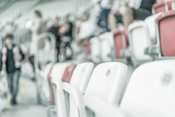 Stadion piłkarski, trybuna z kibicami w tle © Mariusz