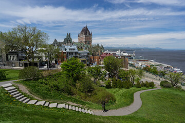 Fototapeta premium Girl admiring the beauty of historic old Quebec