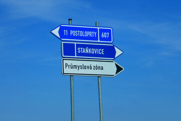 Pfeilwegweiser Richtung Postoloprty