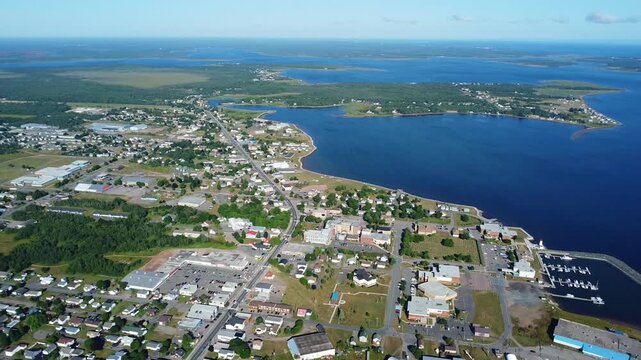 Vue panoramique a haute altitude de la ville de Shippagan & de Pointe-Br&ucirc;l&eacute;e au Nouveau-Brunswick, avec un drone. L'am&eacute;nagement urbain, la for&ecirc;t, tourbi&egrave;res & les baies d'eau sal&eacute;e bordant la ville.