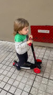 VIDA FAMILIAR, NI&Ntilde;O ANDANDO EN MONOPATIN