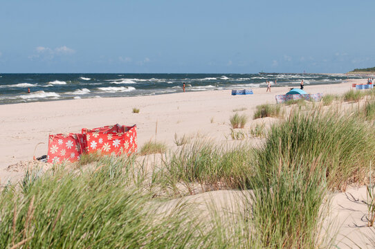 plaża z parawanem nad morzem