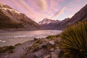 Obraz premium Aoraki Mt. Cook at Sunrise with Hooker Lake in foreground