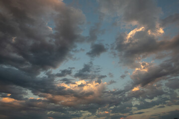 Obraz premium Cloudscape, Colored Clouds at Sunset near the Ocean in a Cloudy Day