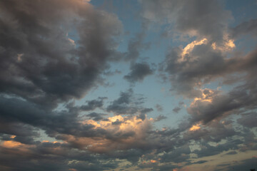 Obraz premium Cloudscape, Colored Clouds at Sunset near the Ocean in a Cloudy Day
