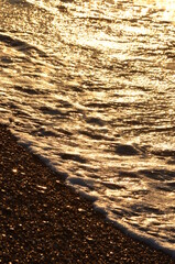 Goldenes Meer während des Sonnenuntergangs