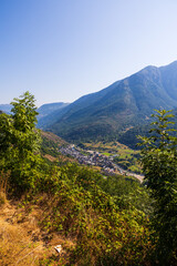 Fototapeta premium Ville de Bossòst, au bord de la Garonne, dans les Pyrénées espagnoles