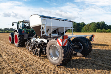 Obraz premium Mulchsaat - Direktdrillmaschine auf einem Stoppelfeld im Einsatz