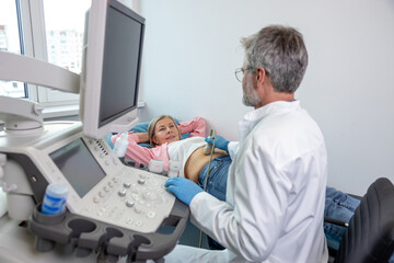 Obraz premium Male doctor looking focused while making diagnostics to a female patient