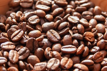 Un tas de grains de café à la lumière du soleil