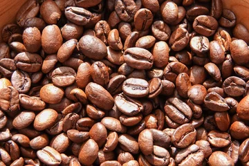 Gardinen Kaffeebohnen Un tas de grains de café à la lumière du soleil  © Romain P19