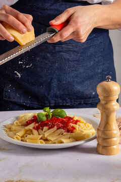pastas / plato de penne / plato de pasta / rayar queso