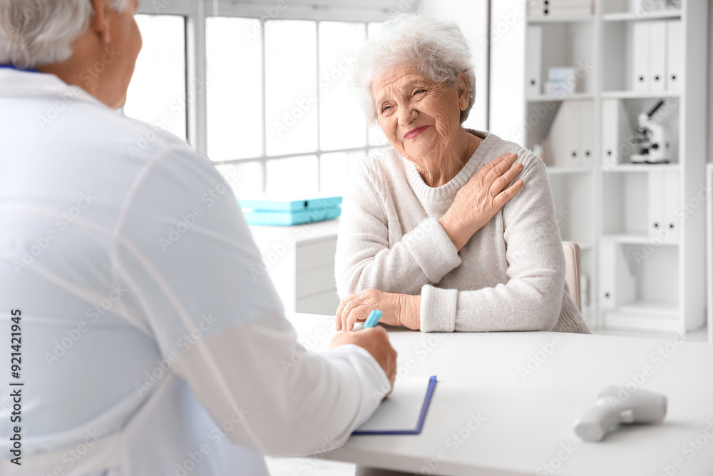 Poster sick senior woman visiting doctor in clinic