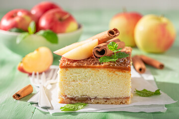 Homemade and tasty cheesecake flavored with caramel and cinnamon.