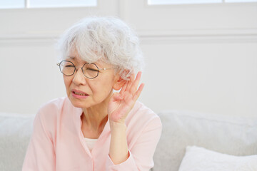 耳が遠いシニア女性　リビングルーム