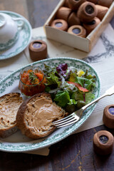 ピーナツバタートーストとキャロットラペ