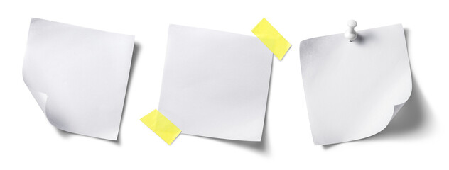 壁に貼られた空白の白い紙片のテクスチャー