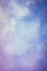 Fototapeta premium 柔らかい雲とパステル調の水彩背景とコピースペース