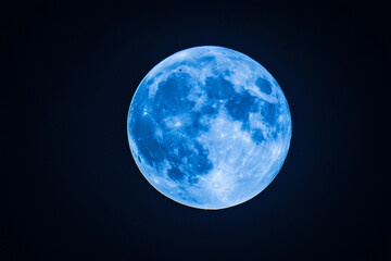 Obraz premium Majestic Blue Supermoon Casting Its Glow in the Clear Night Sky