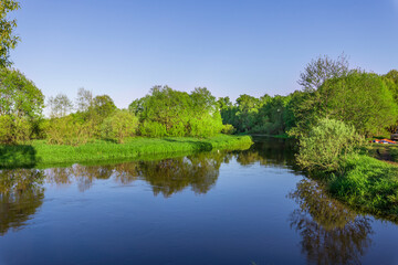 Fototapeta premium A calm body of water with trees in the background