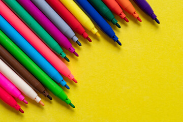 並んでいるカラフルなペン