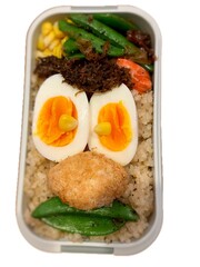 顔にデコレーションされているお弁当