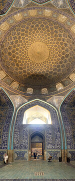 Kuppel in der Scheich Lotfollāh Moschee in Isfahan in Iran, arabische Kalligrafie, 2022